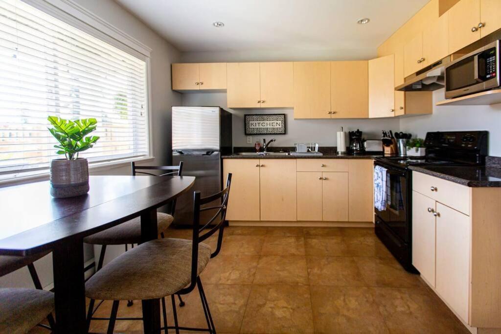 Beautiful & Cozy 1 Bedroom 1 Bath In The Westshore Victoria Exteriör bild